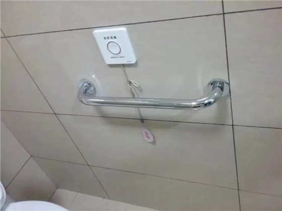 公厕残疾人便器扶手不锈钢.jpg
