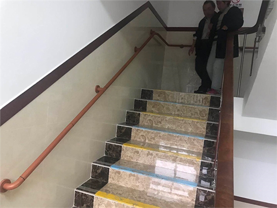 医院走廊使用扶手