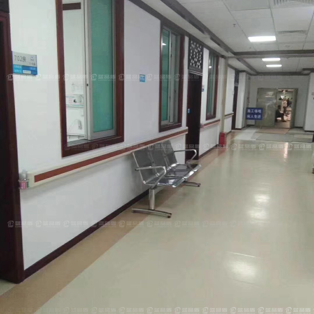 【广东】梅州人民医院-木纹色的PVC扶手是很漂亮好搭配