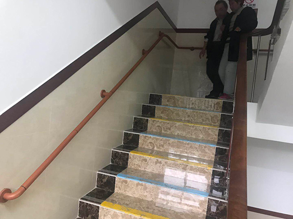 医院走廊使用扶手
